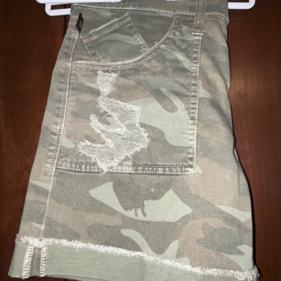 Women’s Rock & Republic Bumbershoot cuffed camo shorts - Picture 4 of 6